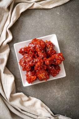 Baharatlı soslu kızarmış tavuk 