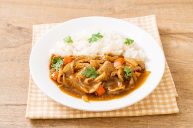 Japon köri pirinç dilimlenmiş domuz eti, havuç ve soğan ile