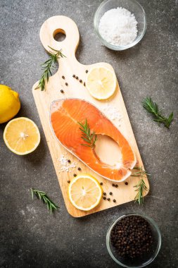 taze çiğ somon fileto biftek