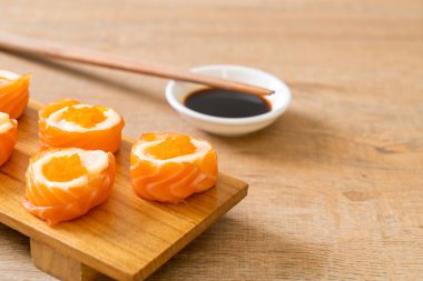 mayonez ve karides yumurta ile taze somon suşi rulo