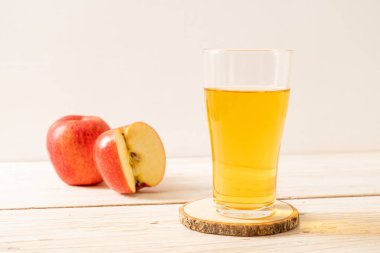 Kırmızı elma meyvesi ile elma suyu