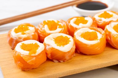 mayonez ve karides yumurta ile taze somon suşi rulo