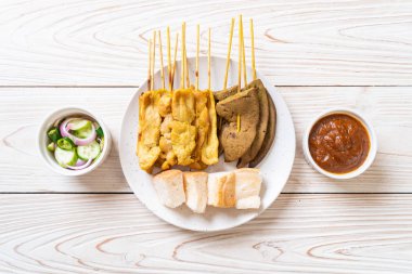 Fıstık sosu ve turşu ile domuz Satay cucumbe olan