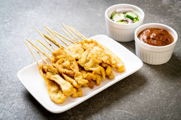 Fläsk satay-grillad fläskfilé serveras med jordnötssås eller söt och — Stockfoto