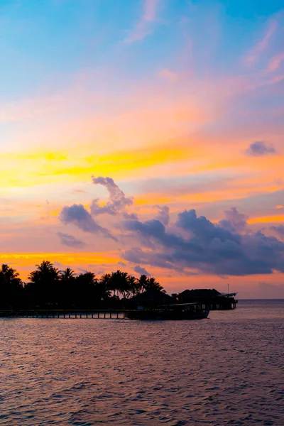 Cielo del atardecer con la isla de Maldivas — Foto de Stock