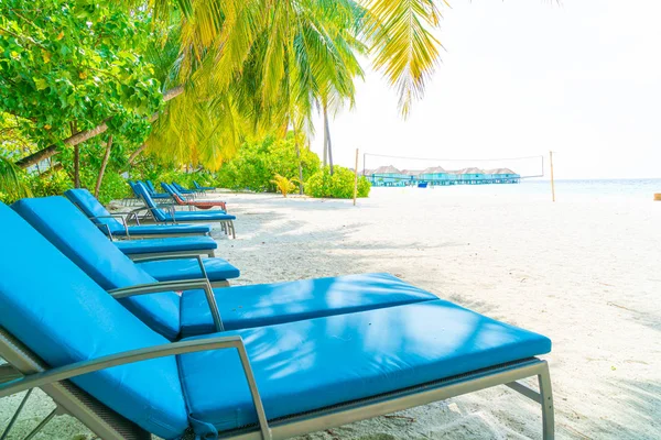Sedia a sdraio con spiaggia tropicale delle Maldive e mare — Foto Stock