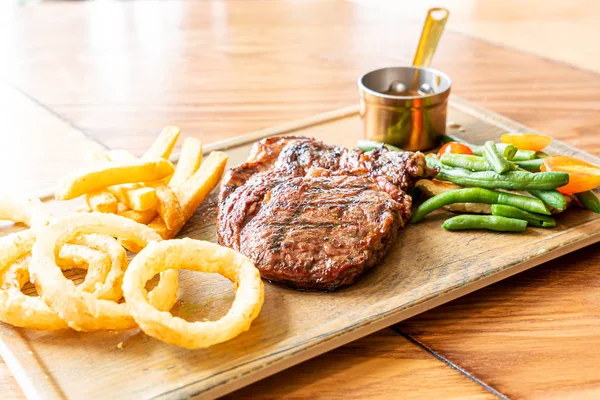 Közepesen ritka marhahús steak zöldséges burgonyával — Stock Fotó