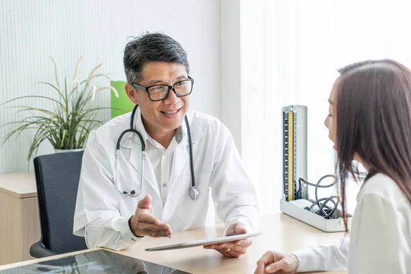 Asya kıdemli doktor ve hasta görüşüyorlar
