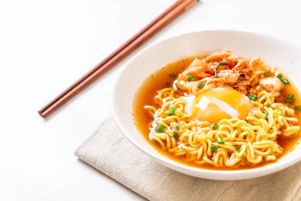 Korean instant noodles with kimchi and egg — Stock Photo, Image