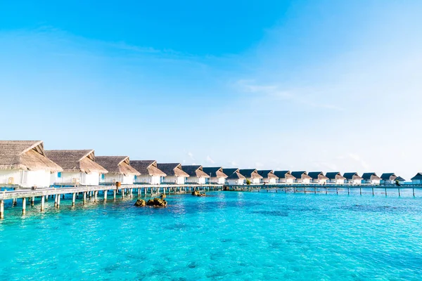 Πανέμορφο τροπικό ξενοδοχείο και νησί των Μαλδίβες με παραλία — Φωτογραφία Αρχείου