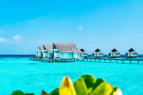 Beautiful tropical Maldives resort hotel and island with beach a — Stock Photo, Image