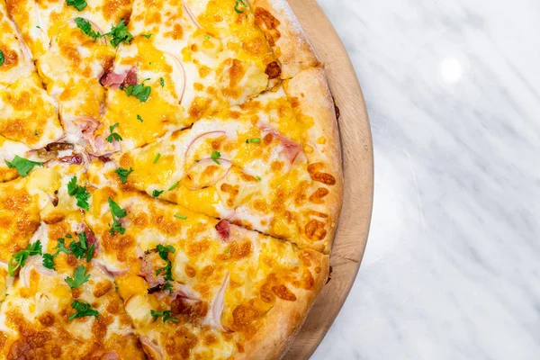 Hawai pizza ahşap tepsi