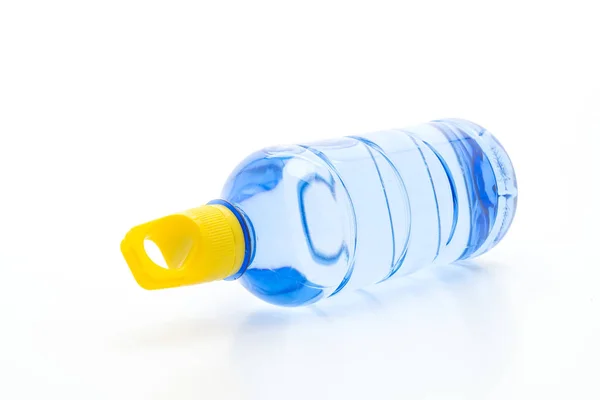 Пляшка води на білому тлі — стокове фото