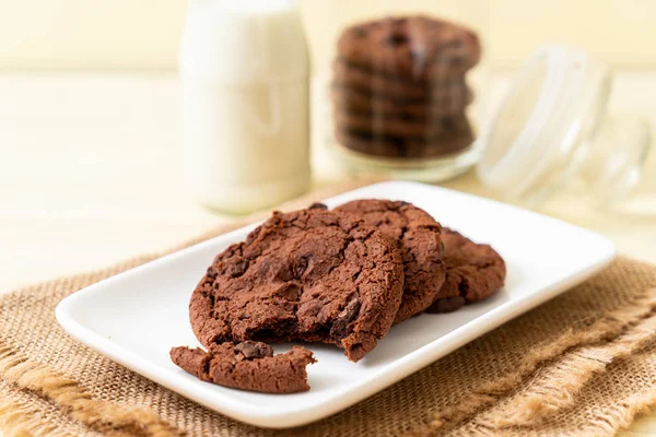 Chocolate cookies with chocolate chips — Stock Photo, Image