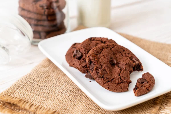 Schokoladenkekse mit Schokoladenchips — Stockfoto