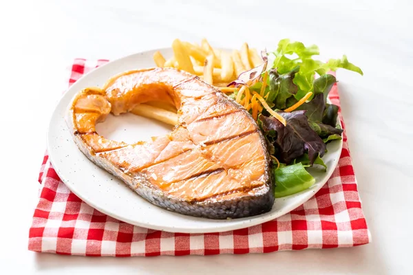 Filetto di bistecca di salmone alla griglia con patatine fritte e verdure — Foto Stock