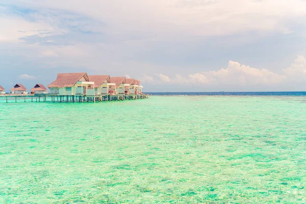 Hermoso complejo tropical de Maldivas hotel e isla con playa a — Foto de Stock