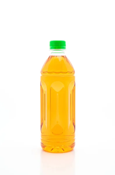 Flasche Eistee und grüner Tee auf weißem Hintergrund — Stockfoto