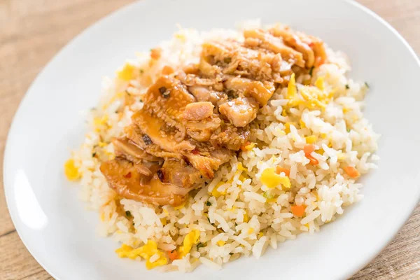 Arroz frito con pollo a la parrilla y salsa teriyaki —  Fotos de Stock