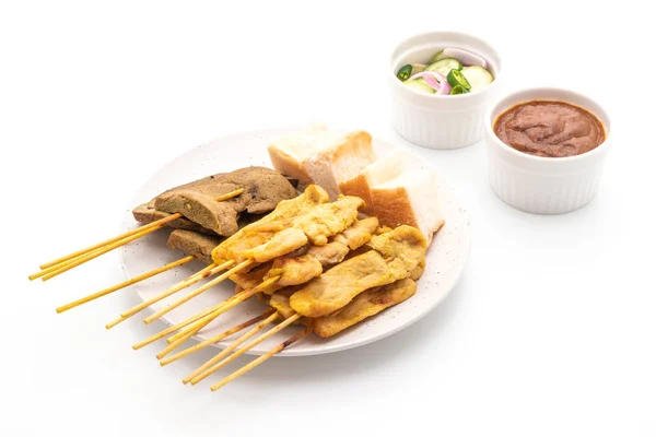 Satay de cerdo con su salsa de maní y encurtidos que son cucumbe — Foto de Stock