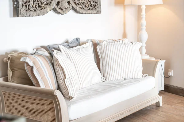 Подушки для украшения дивана в интерьере гостиной — стоковое фото