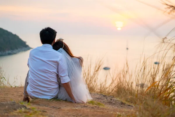 Glücklich junge asiatische Paar in der Liebe haben eine gute Zeit — Stockfoto