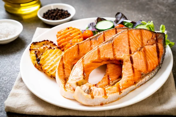 Grilled salmon steak fillet with vegetable — Stock Photo, Image