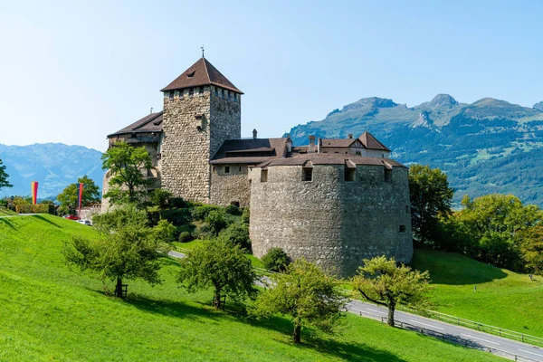 Vacker arkitektur på Vaduz slott, officiella residens o — Stockfoto