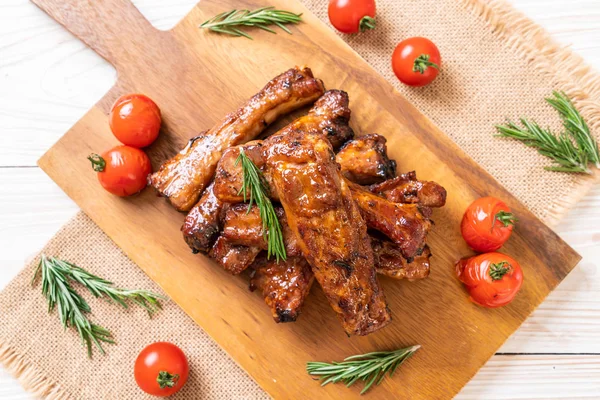 Gegrilde barbecue ribben varkensvlees — Stockfoto