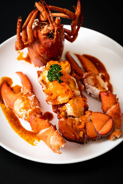 Стейк из омаров с соусом
