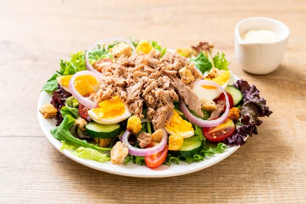 Atum com salada de legumes e ovos — Fotografia de Stock