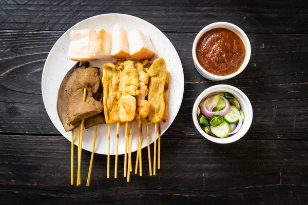 Pork Satay with your Peanut Sauce  and pickles which are cucumbe — Stock Photo, Image