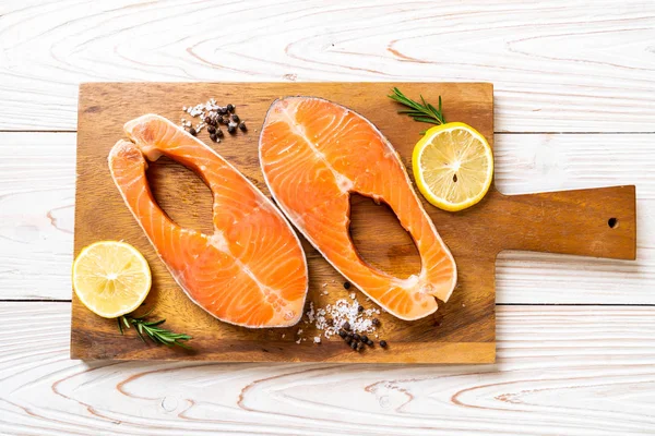 taze çiğ somon fileto biftek