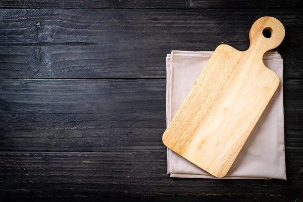 Planche à découper en bois vide avec chiffon de cuisine — Photo