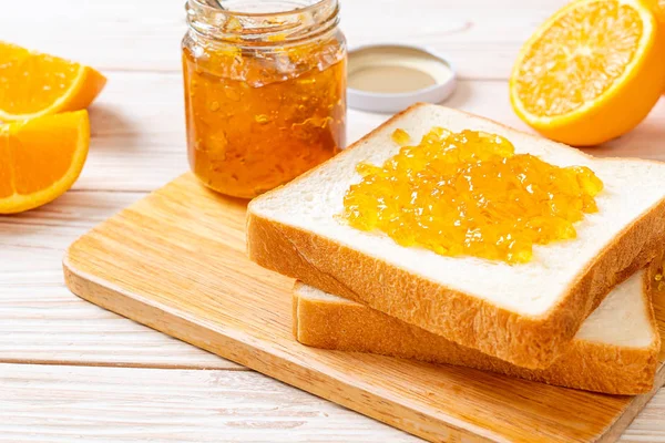 Portakal reçelli ekmek dilimleri 