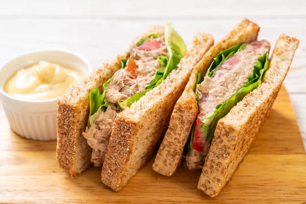 Ev yapımı ton balıklı sandviç 