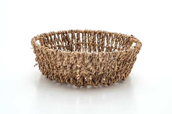 Beyaz arkaplanda hasır sepet