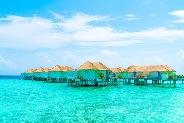 Bellissimo resort tropicale Maldive hotel e isola con spiaggia a — Foto Stock