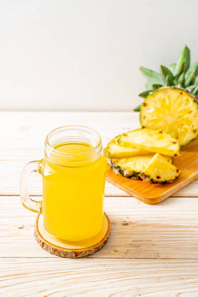 Свежий ананасовый сок
