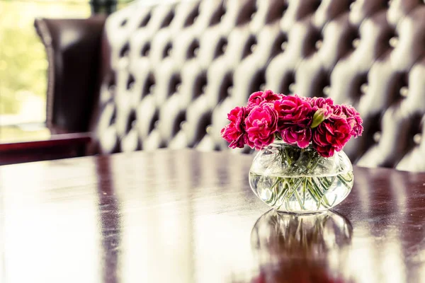 Bela flor de buquê em vaso na mesa — Fotografia de Stock