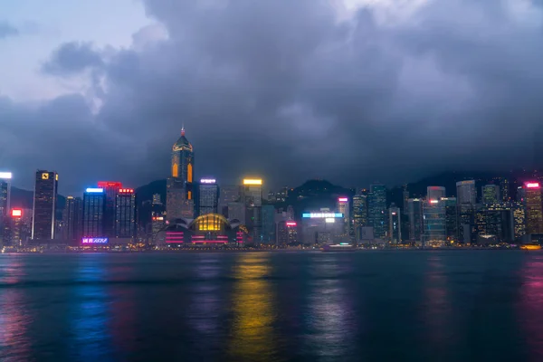 Hong Kong - 20 únor 2019: Scény z přístavu Victoria v Hong — Stock fotografie