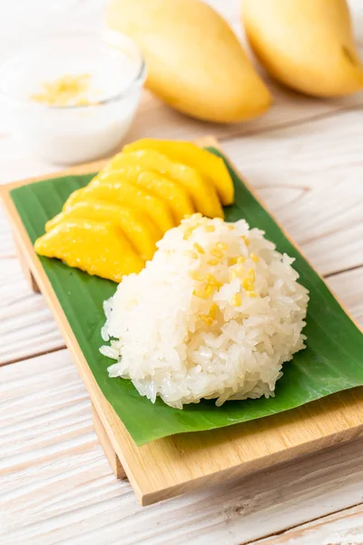 Mango with sticky rice — Stock Photo, Image