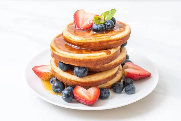 Pfannkuchen mit frischen Blaubeeren, frischen Erdbeeren und Honig — Stockfoto