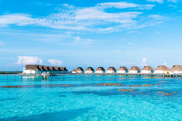 Plaj ile güzel tropikal Maldivler tatil oteli ve ada — Stok fotoğraf
