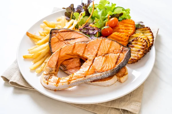 Filet de steak de saumon grillé aux légumes et frites — Photo