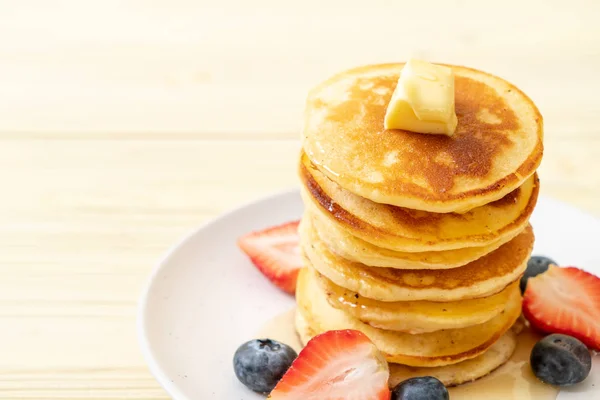 Panqueque con fresas, arándanos y miel — Foto de Stock