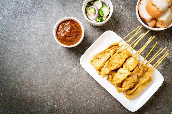 Cerdo satay - Cerdo a la parrilla servido con salsa de maní o dulce y —  Fotos de Stock