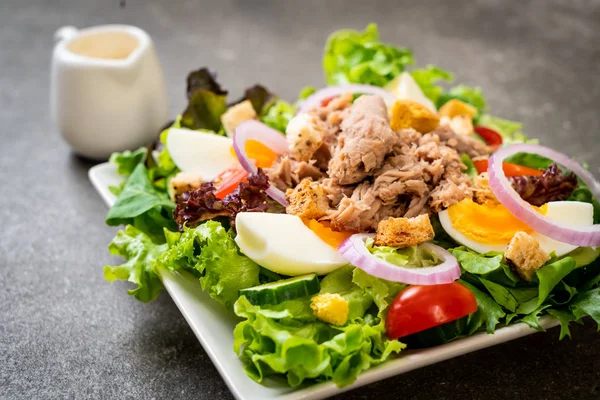 Atum com salada de legumes e ovos — Fotografia de Stock