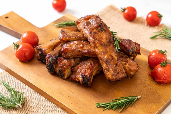 Gegrilde barbecue ribben varkensvlees — Stockfoto