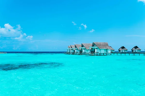 Schöne tropische Malediven Resort Hotel und Insel mit Strand a — Stockfoto